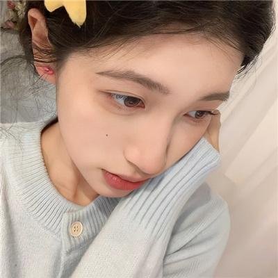 草地上的男人